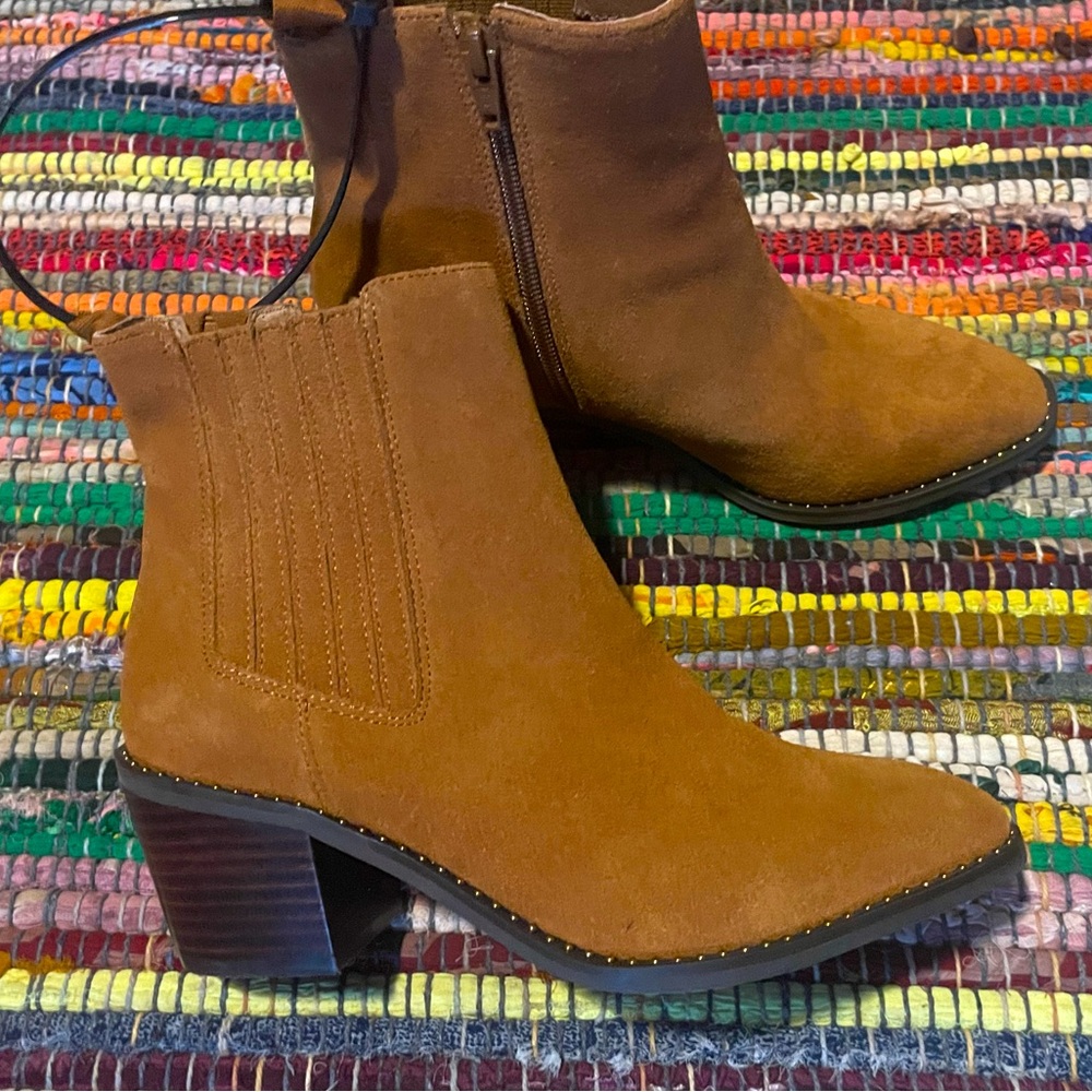Deltan Pippa suede block heel ankle boots size 7 with gold studs new